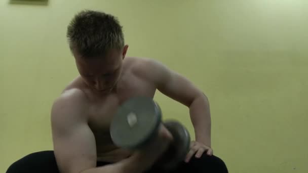 Halter man op gym training biceps fitness Gewichtheffen — Stockvideo