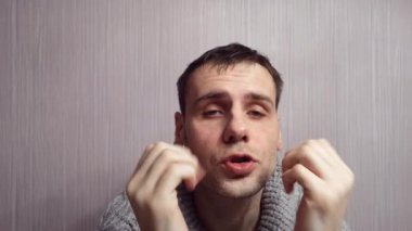 Öfkeli, agresif bir adamın benim hakkımda ne demek istediğini soran bir portresi, benimle konuş. Negatif insan duyguları, yüz ifadeleri, duygular