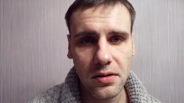 Dospělý šílený agresivní muž s nervovým obličejem ztrácí nervy. Mentálně pacient — Stock video