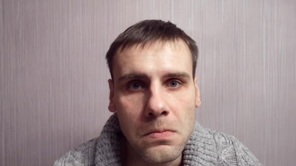 Dospělý agresivní muž s nervovým obličejem ztrácí náladu — Stock video