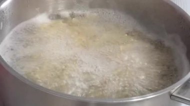 Soba üzerinde bir tavada makarna pişirme. Gıda kaynar suda pişmiş.