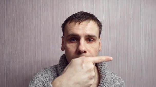 Mladý obchodní muž, který má představu a ukazující prstem vpravo — Stock video