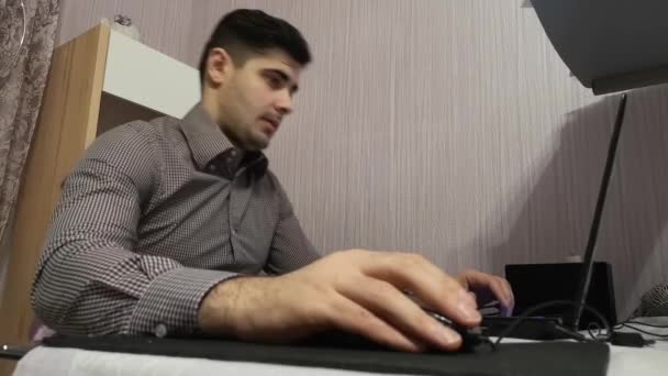 Genç adam onun laptop üzerinde çalışan ve o bilgisayar ekranında gördüm ne şaşırdı — Stok video