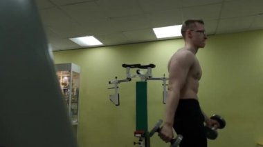 spor salonunda egzersiz pazı fitness halter halter adama