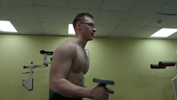 Dumbbell homem no ginásio treino bíceps fitness levantamento de peso — Vídeo de Stock