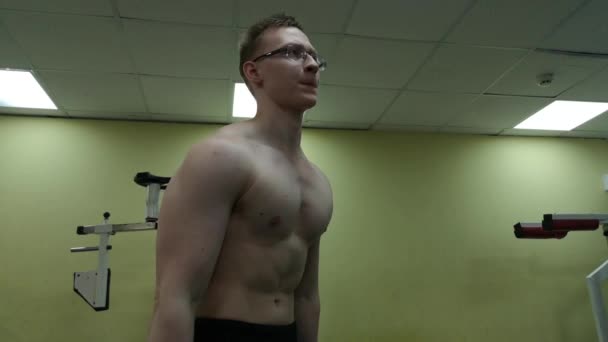 Dumbbell hombre en gimnasio entrenamiento bíceps fitness levantamiento de pesas — Vídeo de stock