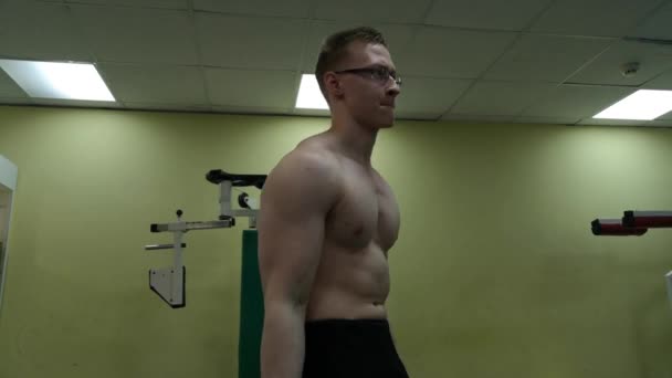 Halter man op gym training biceps fitness Gewichtheffen — Stockvideo