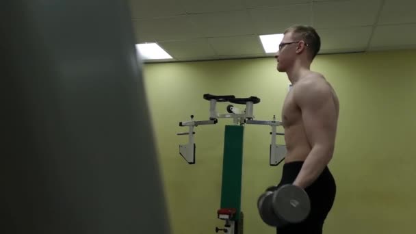 Dumbbell hombre en gimnasio entrenamiento bíceps fitness levantamiento de pesas — Vídeos de Stock