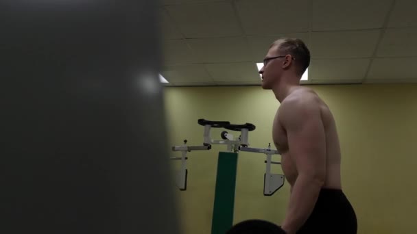 Barbell hombre en el gimnasio entrenamiento bíceps fitness levantamiento de pesas — Vídeo de stock