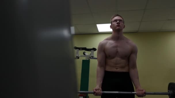 Barbell człowiek na siłowni treningu biceps fitness podnoszenie ciężarów — Wideo stockowe