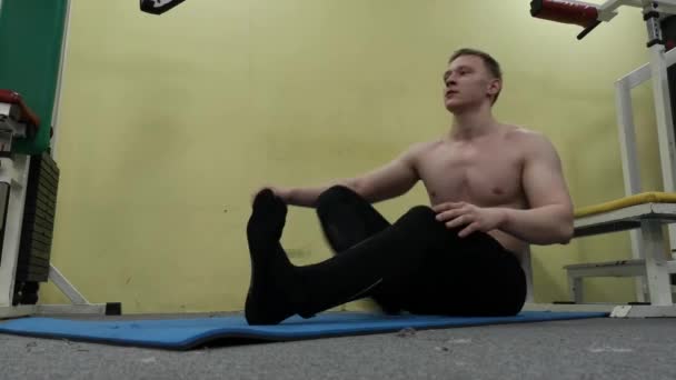 Homme étirant le bras avant l'entraînement de gymnastique. Fitness forte athlète masculin debout échauffement intérieur . — Video