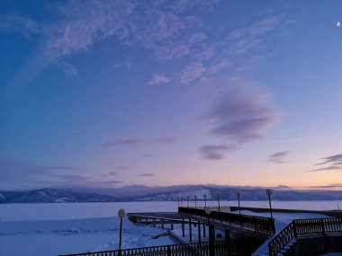 Rus manzara Kuzey. Kuzey kutup kutup gün batımında kar.