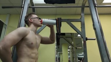 Rusya, Togliatty-21 Şubat 2019: spor salonunda yetişkin adam içme suyu. Adam protein titremesi kullanıyor.
