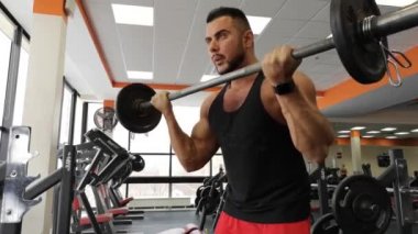 Rusya, Togliatty - 23 Şubat 2019: Barbbell adama da spor salonunda egzersiz pazı fitness halter