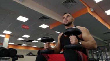 Rusya, Togliatty - 23 Şubat 2019: Fitness halter halter adam jimnastik salonu iş, eller