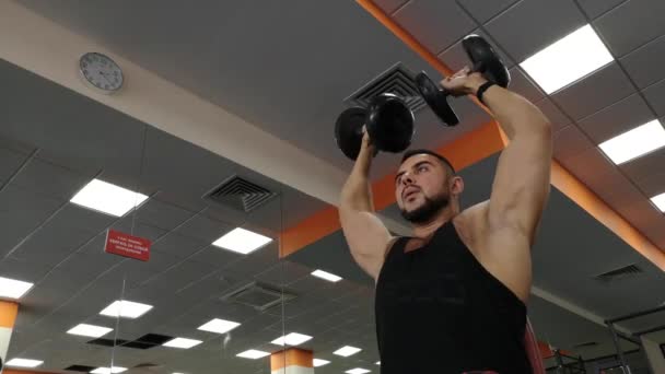 Rusland, Togliatty - 23 februari 2019: Halter man op de training van de gymnastiek handen fitness Gewichtheffen — Stockvideo