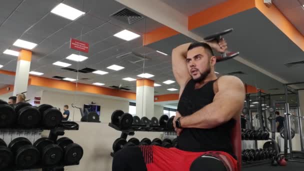 Ryssland, Togliatty - 23 februari 2019: Hantel man på gym träning händer gym tyngdlyftning — Stockvideo
