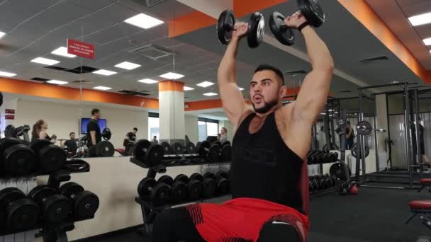 RÚSSIA, TOGLIDADE - FEVEREIRO 23, 2019: Dumbbell man at gym workout hands fitness weightlifting — Vídeo de Stock