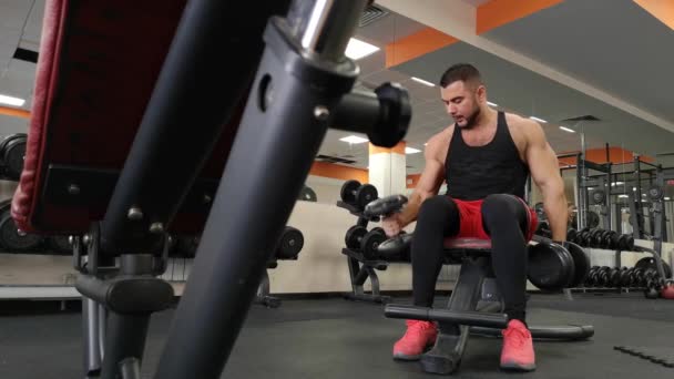 Rusland, Togliatty - 23 februari 2019: Halter man op gym training biceps fitness Gewichtheffen — Stockvideo