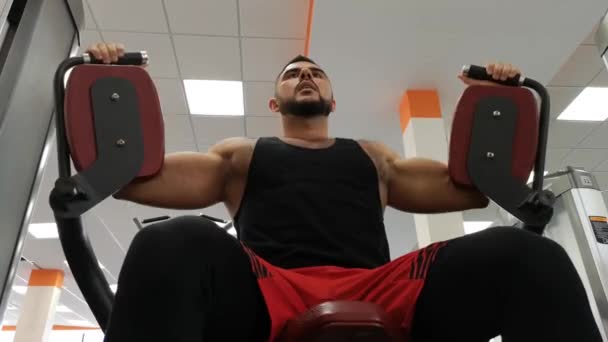 Rusya, Togliatty - 23 Şubat 2019: Atletik erkek fitness yaparken göğüs kasları spor salonunda, trenler — Stok video