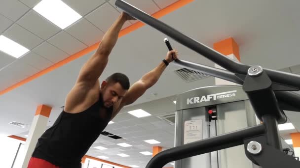 RUSIA, TOGLIATTY - 23 DE FEBRERO DE 2019: Hombre atlético entrena en el gimnasio. Descanso después del ejercicio — Vídeos de Stock