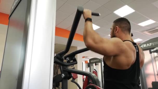 Rusya, Togliatty - 23 Şubat 2019: Spor kişi egzersiz jimnastik salonu. Eğitim geri. Sağlık ve fitness kavramı — Stok video