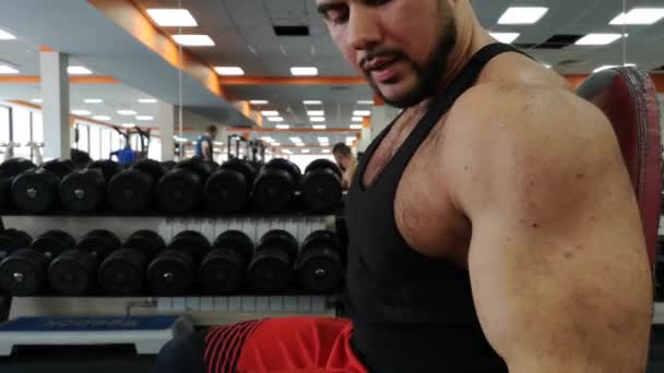 Rusland, Togliatty - 23 februari 2019: Halter man op gym training biceps fitness Gewichtheffen — Stockvideo