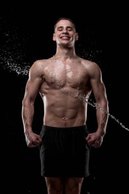 Su ile poz yakışıklı genç yüz ve göğüs Studio çekimde su sıçramalarına