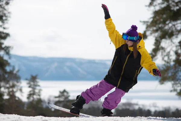 Lovaglás snowboard nő ugrik. Téli sportok. Lány a snowboard felszerelés — Stock Fotó