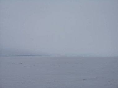 Boş kış manzarası. Derin gökyüzü ve Karda donmuş deniz