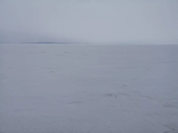 Boş kış manzarası. Derin gökyüzü ve Karda donmuş deniz — Stok fotoğraf