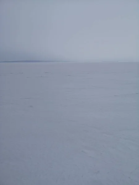 Paisagem de inverno vazia. Céu profundo e neve no mar congelado — Fotografia de Stock