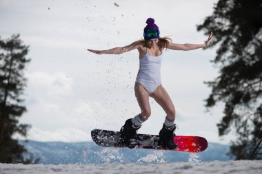 Bir snowboard binme kadın atlar. Kış sporları. Kız bir snowboard üzerinde dişli