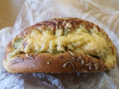 Masada hamur çekim pişmiş sosis. Hızlı gıda