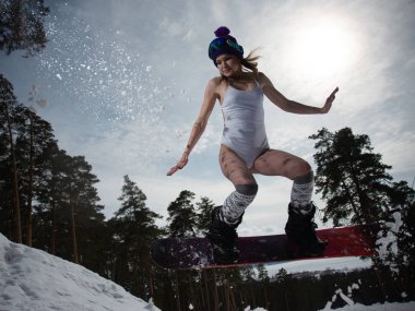 Bir snowboard binme kadın atlar. Kış sporları. Kız bir snowboard üzerinde dişli