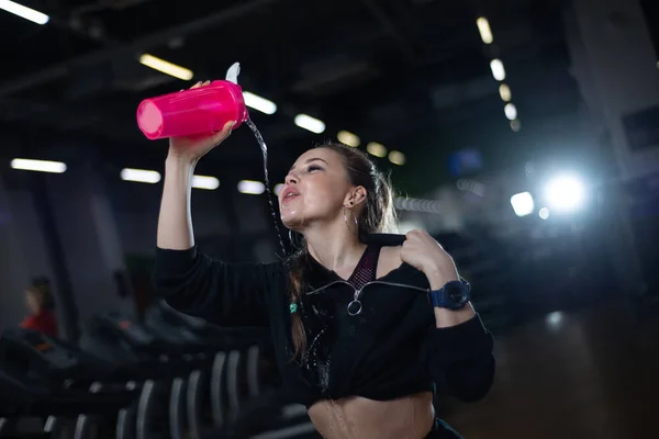 Meisje na een training drinkwater in de sportschool — Stockfoto