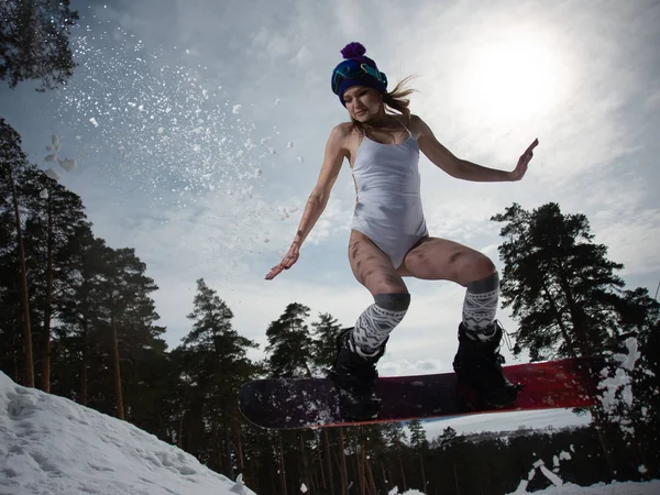 Bir snowboard binme kadın atlar. Kış sporları. Kız bir snowboard üzerinde dişli