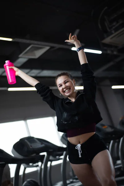 Kızdan sonra spor salonunda egzersiz içme suyu Telifsiz Stok Fotoğraflar