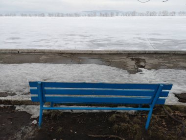 Mavi arka plan boş Rus kış landsca bankta