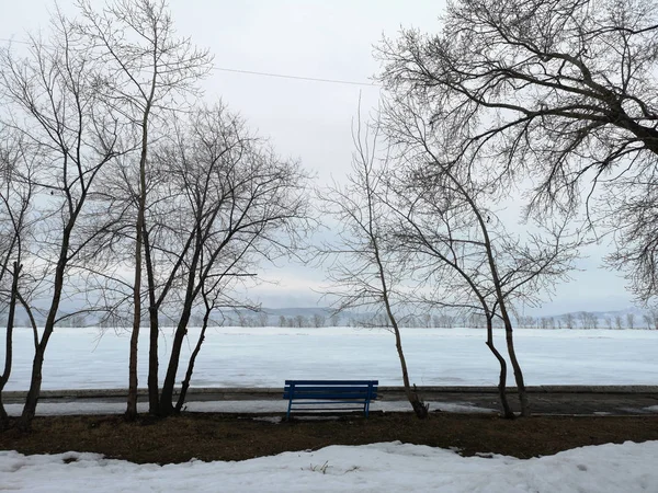 Banco azul no fundo do vazio landsca inverno russo — Fotografia de Stock