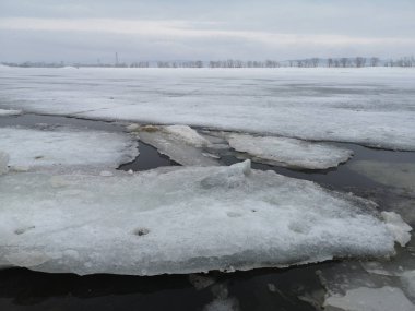 Boş bir karlı manzara içinde yüzen buz erken ilkbaharda kırık 