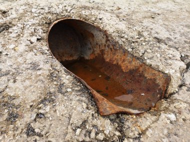 Paslı metal kanalizasyon boru beton yüzey closeup kullanmak için