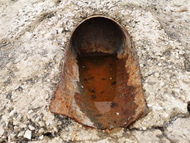 Paslı metal kanalizasyon boru beton yüzey closeup kullanmak için