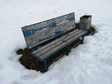 Mavi arka plan boş Rus kış landsca bankta