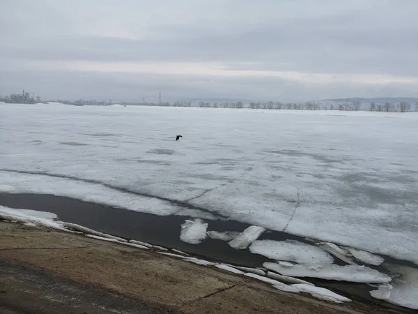 Terraplén de hormigón sobre el fondo de una capa de tierra nevada vacía —  Fotos de Stock