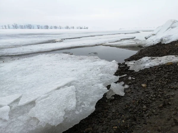 Gelo flutuante partido em uma paisagem nevada vazia no início da primavera — Fotografia de Stock