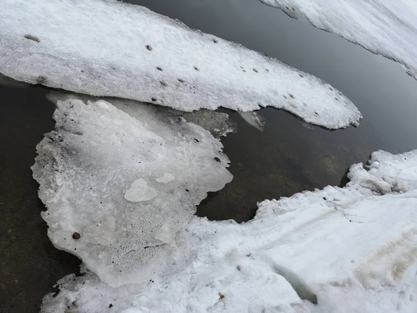 Gelo quebrado flutua na água no inverno closeup no início da primavera , — Fotografia de Stock