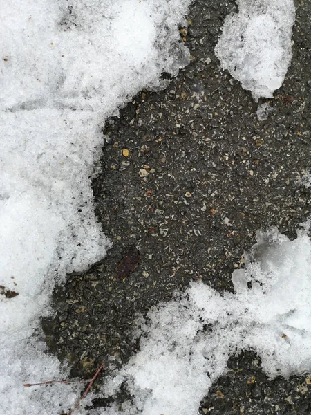 Nieve en el borde de la carretera de asfalto en temporada de primavera —  Fotos de Stock