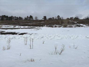 Erken baharda kar erime ile Rus manzara