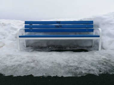 Mavi arka plan boş Rus kış landsca bankta